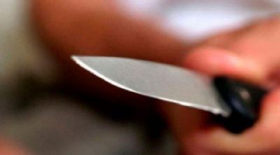Mulher tenta matar marido com golpe de faca no peito