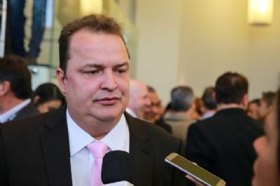 Russi afirma que vai reunir prefeitos do PSB para decidir quem apoiar na eleio da AMM