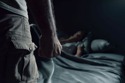 Homem embriagado agride esposa com deficincia aps ela reclamar dele urinar na cama