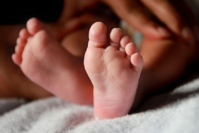 Beb de 10 meses morre engasgado com bala de mascar