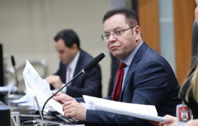 Botelho classifica como infeliz a fala do governador e ironiza: 'deputado atende telefone'