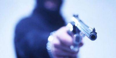 Dupla tenta matar mulher de 20 anos a tiros na frente de casa