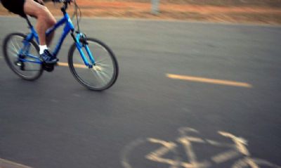 Adolescente cai de bicicleta e morre atropelada ao voltar da escola