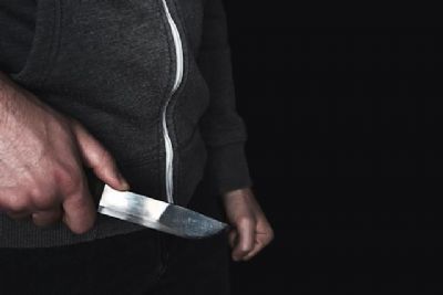Tio e sobrinho so esfaqueados por membros de faco aps salvar mulher vtima de agresses