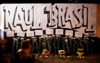 Grafiteiro homenageia vtimas em muro da escola Raul Brasil, em Suzano