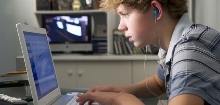 Resultado de imagem para 1 em cada 4 adolescentes brasileiros é dependente de internet, aponta estudo