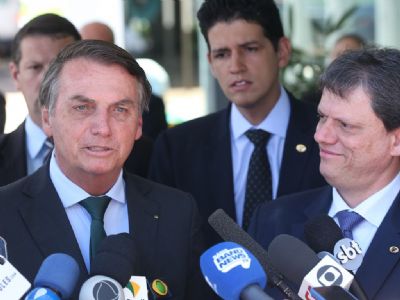 Vdeo | Bolsonaro e ministro da Infraestrutura fazem apelo por liberao de rodovias
