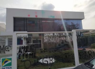 Vdeo | Grupo do MST invade e picha sede da Aprosoja em Braslia
