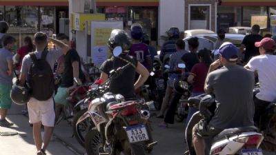 Brasileiros cruzam fronteira e fazem fila para abastecer na Argentina