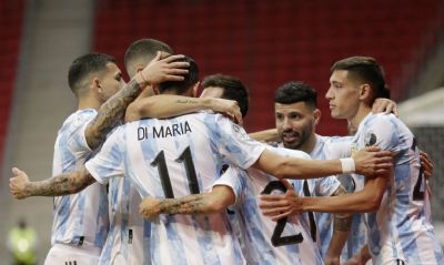 Argentina derrota Paraguai e assume ponta do Grupo A