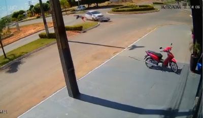 Vdeo | Motociclista  arremessado por carro em cruzamento, gira no ar e sai andando