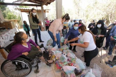 Fora-tarefa de enfrentamento ao frio atende famlias em assentamento para pessoas com deficincia