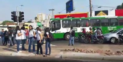 Mulher  atropelada por nibus em cruzamento na avenida Mato Grosso - veja vdeo