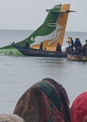 Avio com 43 a bordo cai em lago na Tanznia