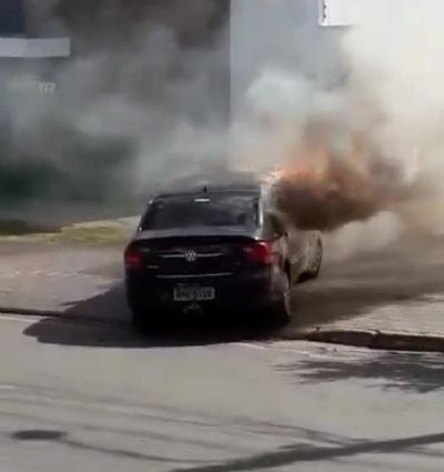 Carro pega fogo na Avenida Mato Grosso; veja vdeo