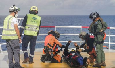 Frana permite que barco de imigrantes atraque e faz crticas  Itlia