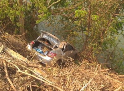 Aps quase cair no Rio Cuiab, adolescente  apreendido com carro roubado