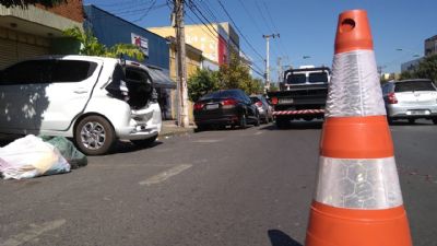 Trs carros envolvidos em acidente na 15 de Novembro em Cuiab