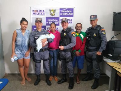 Beb engasgado com ch de alecrim  salvo por policiais militares - Vdeo