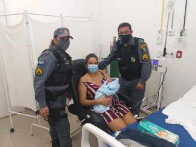 Policiais militares salvam beb que se afogou na banheira