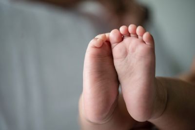 Homem  preso aps ser achado cado e bbado ao lado de beb de 4 meses