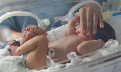 Pais no aceitam internao e fogem com beb prematuro de UTI Neonatal