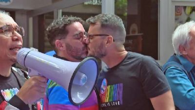 Comunidade LGBTQIA+ faz beijato em protesto contra bar de Ipanema denunciado por homofobia