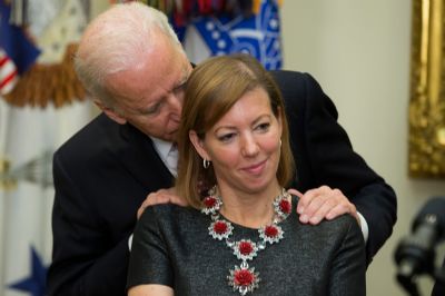 Ex-vice-presidente Joe Biden  acusado de tocar mulheres de forma inapropriada