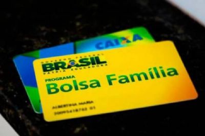 Bolsonaro diz que Bolsa Famlia poder ter aumento de at 100%