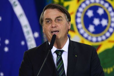 Bolsonaro cobra prioridade para uso de laboratrios na fabricao de vacina