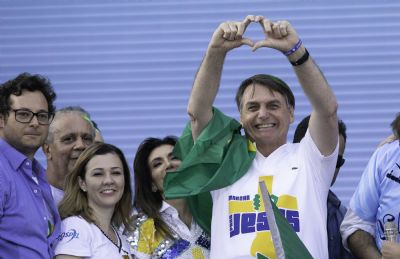 Bolsonaro  ovacionado em Marcha para Jesus e fala em problemas de tica, moral e economia