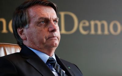 Bolsonaro sanciona projeto que autoriza abertura de contas em moeda estrangeira