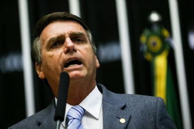 Sob presso da Cmara, Bolsonaro recua e decide revogar decretos de armas