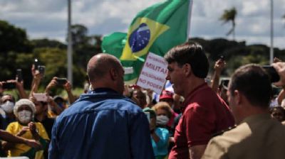 Ato 'minguado' contra a democracia termina sem a presena de Bolsonaro