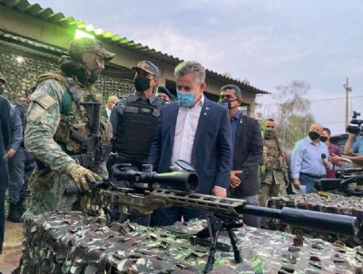 Governador entrega novos fuzis  snipers da PM