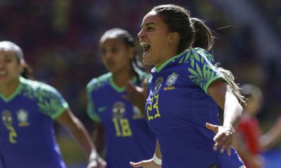 Seleo feminina goleia Chile em ltimo jogo antes da Copa do Mundo