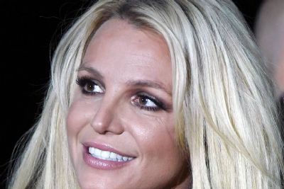 Britney Spears pode ter sido forada pelo pai a se internar e a tomar remdios, diz site