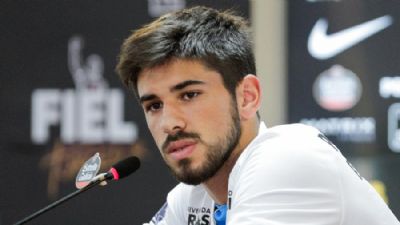 Bruno Mndez comenta adaptao no Corinthians e nega problema por baixa estatura