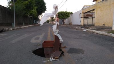 Buraco esconde eroso na rua Dom Pedro em Cuiab, sinalizao feita apenas por moradores