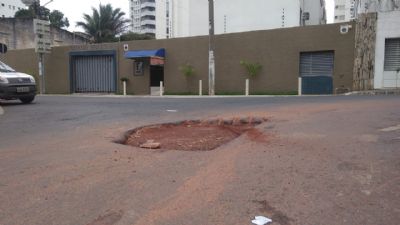 Concessionria arruma vazamento mas deixa buraco no bairro Duque de Caxias em Cuiab