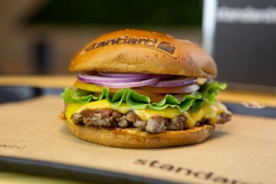 Standard realiza Burger Social Day e doar lucro para Rede Feminina de Combate ao Cncer