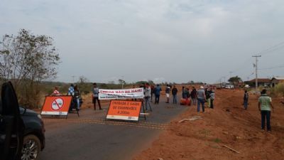 Moradores fecham rodovia e protestam por melhorias na comunidade Buritizinho