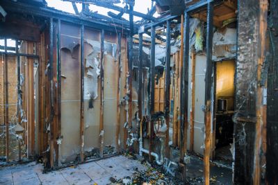 Mulher morre carbonizada aps casa pegar fogo; motivo do incndio  investigado