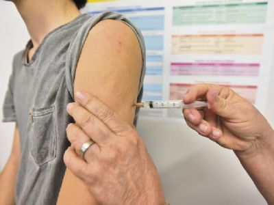 Transmissores de meningite, adolescentes tambm precisam se vacinar
