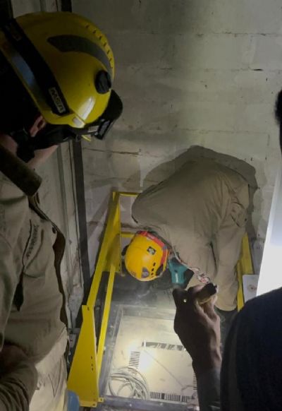 Homem fica preso em elevador aps pane de energia e  resgatado pelos bombeiros