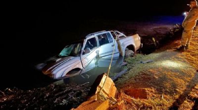 Motorista morre afogado aps caminhonete cair em lago