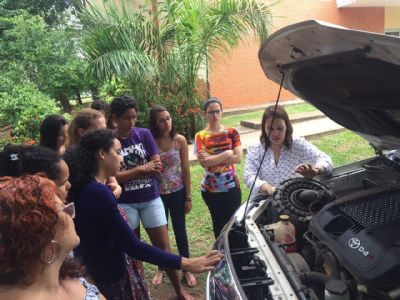 Mulheres ganham independncia em conserto e negociaes de carros aps curso de mecnica