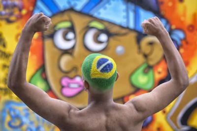 Corte 'Brazuca': barbeiro da Grande BH faz sucesso colorindo bandeira em cabelo de torcedores