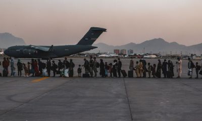 Exploso fora do aeroporto de Cabul mata pelo menos 13 pessoas