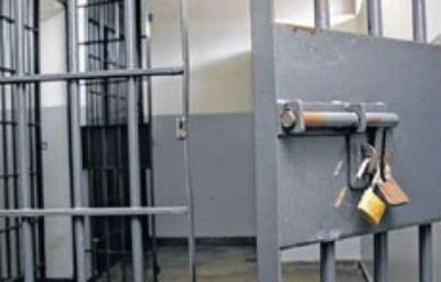 Presos serram grade de cela para tentar fugir de penitenciria